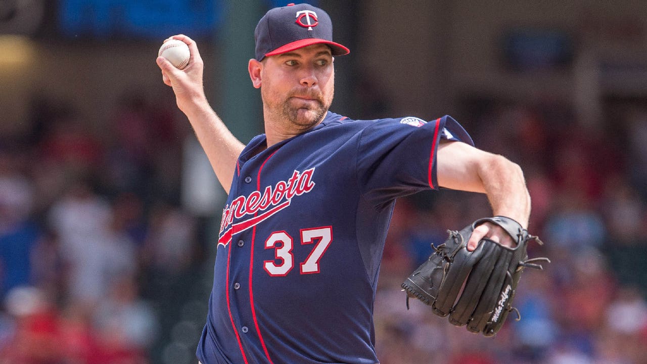 Rangers rough up Twins, 11-7